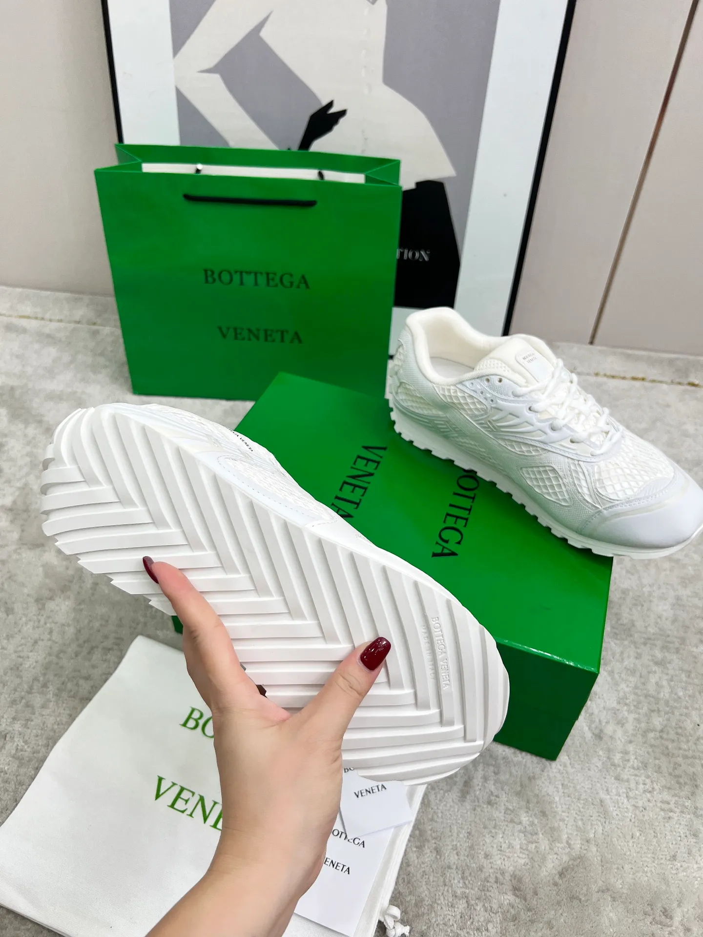 P540. Top version (couples model) Bottega Veneta Bottega Veneta 23ss autumn and winter show BV Orbit sneakers Wang Yibo's same style couples casual shoes dad shoes! Runner sneakers! Original purchase and development!  Made of original lightweight technical mesh fabric, the same as the original version! The process is complicated!  Paired with a rubber outsole designed with a geometric pattern, the high version of the Wang Zha series is actually much taller, but the legs still look slim. Very nice. Durable and playable, standard and version-matching shoe package technology, look for high-end versions. The original outsole is exclusively molded, and the color-blocked TPU outsole is used. The material and weight are the same as the original!  Size: #Female 35-41 (40 and 41 customized sizes are non-refundable) Male 39-45 (45 size customized are non-returnable and exchangeable)